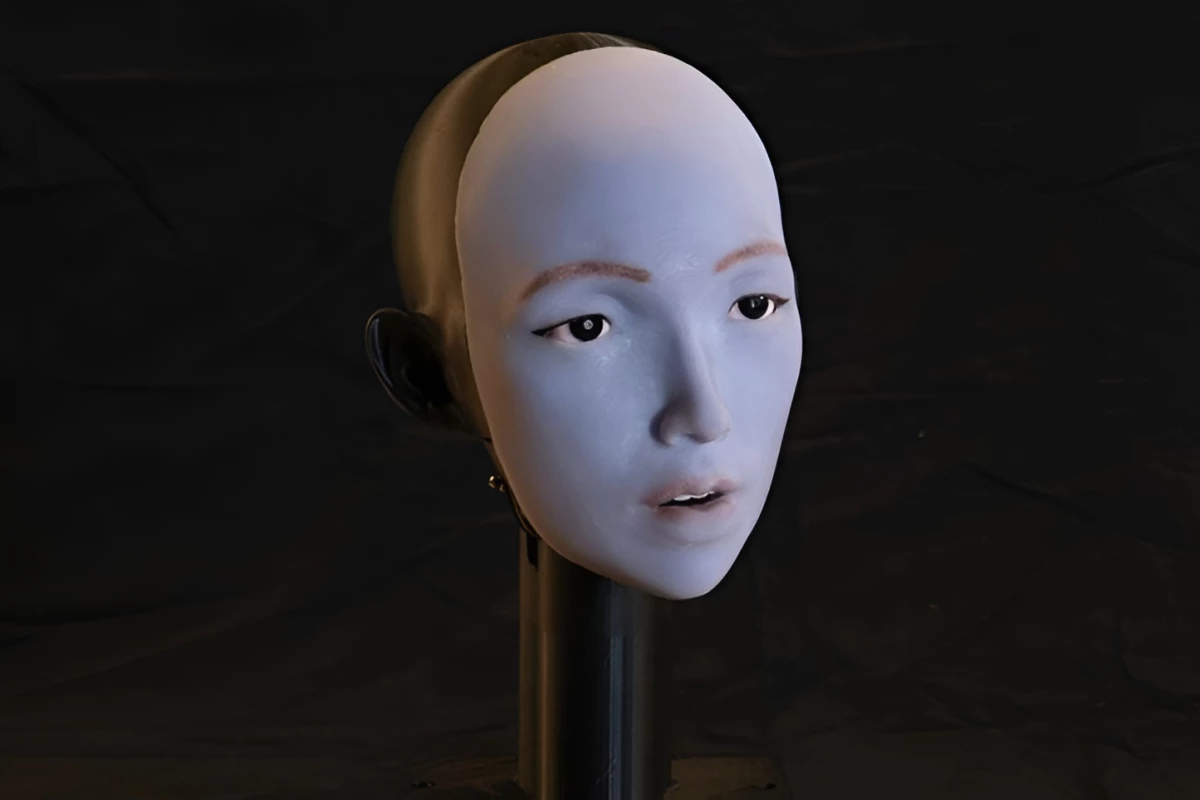 EMO роботы сөйлеуді және эмоцияларды білдіруді үйренуде